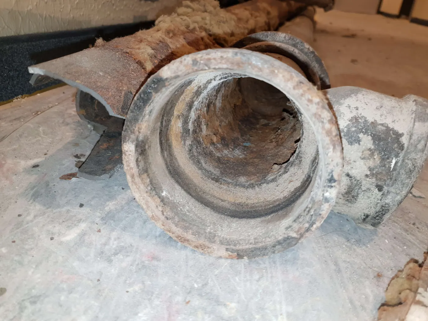 Nahaufnahme der Innenfläche eines ausgebauten alten Rohrstücks